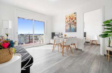 ES: Salón moderno con grandes ventanales y vistas al mar EN: Modern living room with large windows and sea views FR: Salon moderne avec grandes fenêtres et vue sur la mer