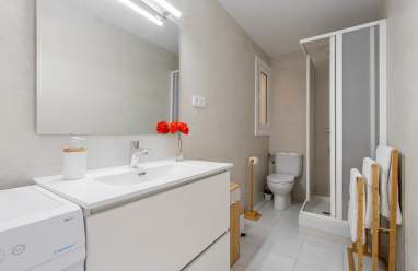 ES: Baño con ducha efecto lluvia y acabados en mármol EN: Bathroom with rain shower and marble finishes FR: Salle de bain avec douche à effet pluie et finitions en marbre