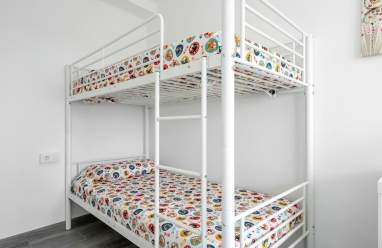 ES: Tercer dormitorio con literas, perfecto para niños EN: Third bedroom with bunk beds, perfect for kids FR: Troisième chambre avec lits superposés, parfaite pour les enfants