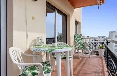 ES: Terraza amueblada con vistas panorámicas EN: Furnished terrace with panoramic views FR: Terrasse meublée avec vue panoramique