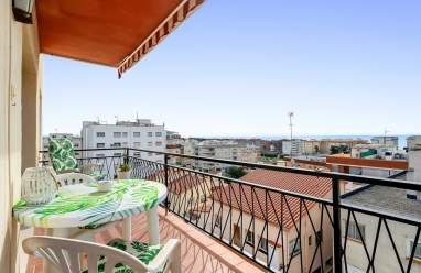 ES: Suelos de parquet en todo el apartamento EN: Hardwood floors throughout the apartment FR: Parquet en bois dans tout l’appartement